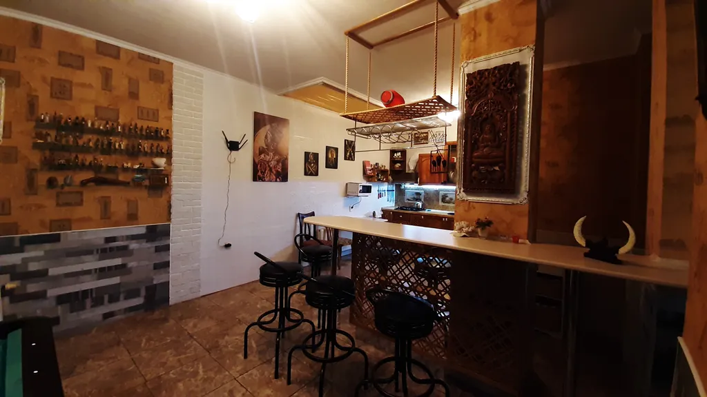 Дом с бассейном недалеко от моря