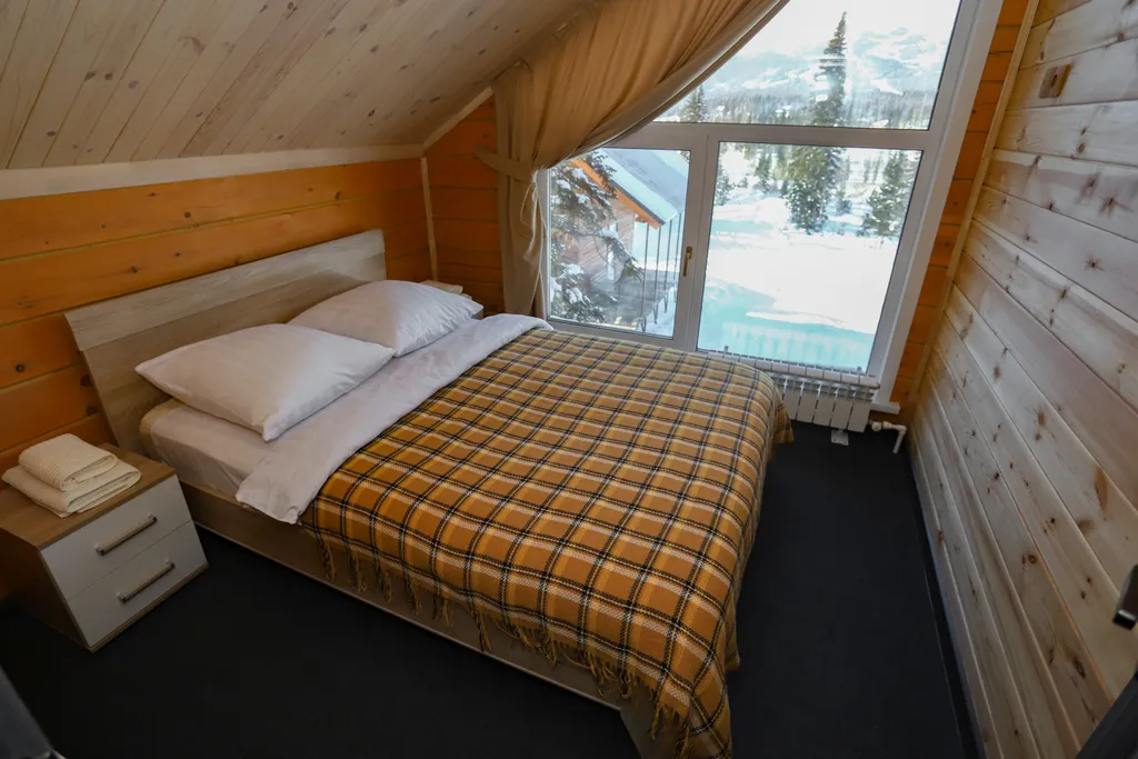 Дом из кедра, с видом на горы