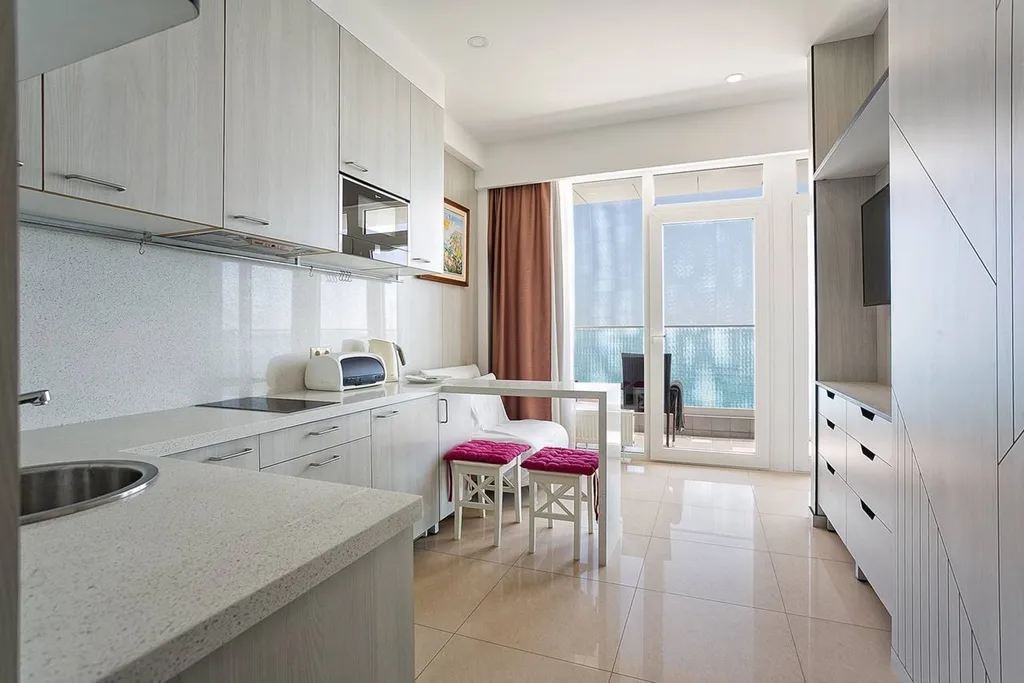 Светлая уютная квартира с видом на море, город и горы