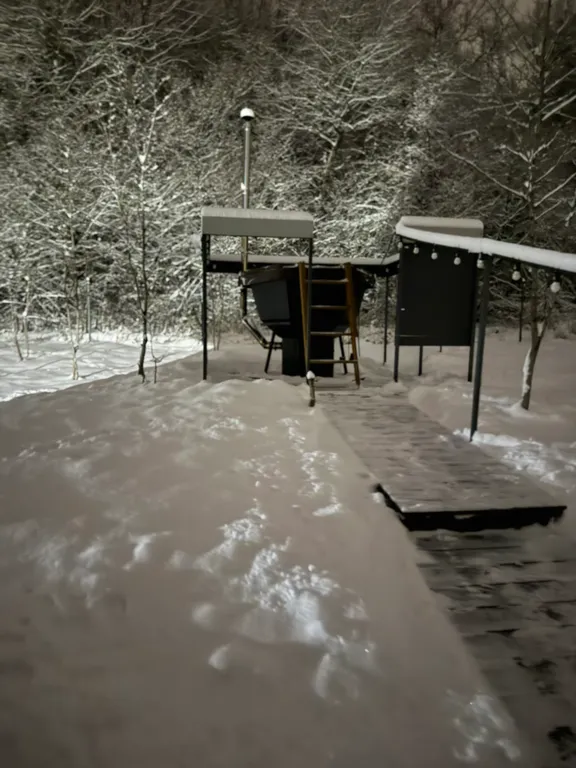 Уютный дом a-frame на окраине леса