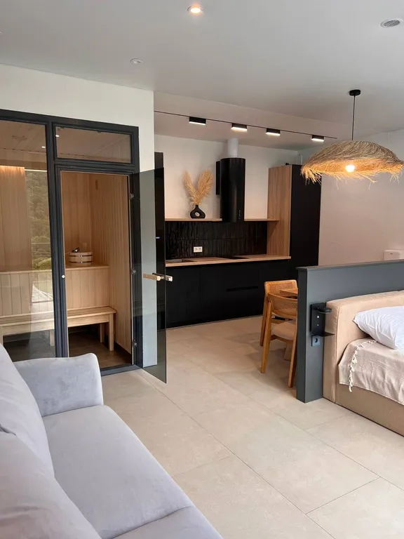 Дом с панорамным видом на лес