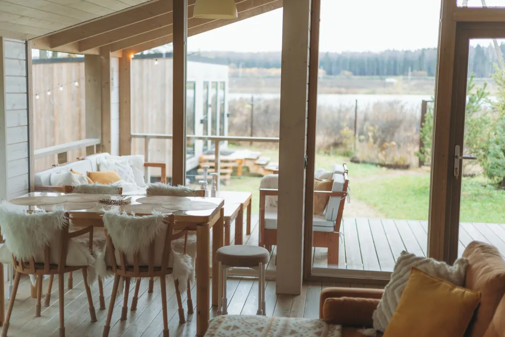 Дом с баней и чаном у воды и леса бохо