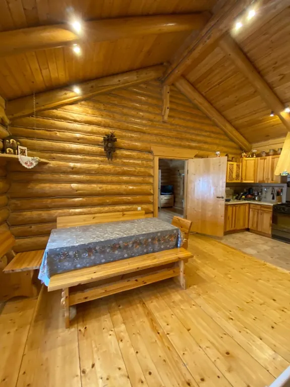 Бревенчатый дом с конюшней на озере