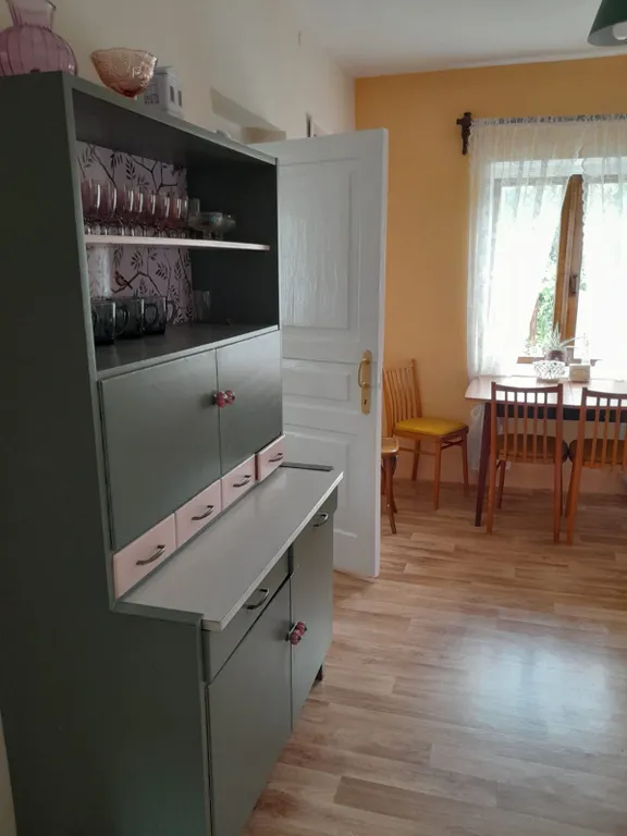 Большой двухэтажный дом с видом на горы