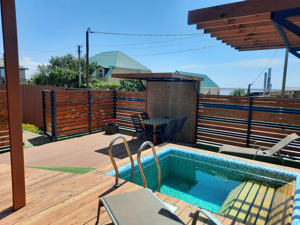 Дом с минибассейном