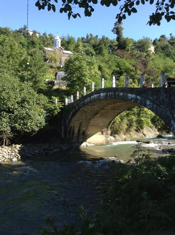 Белый дом в горах Ортабатуми