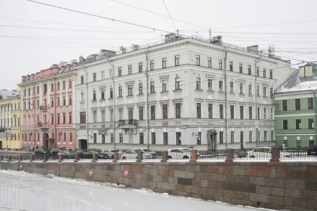 2-комнатная квартира в старинном особняке на набережной и видом на Фонтанку