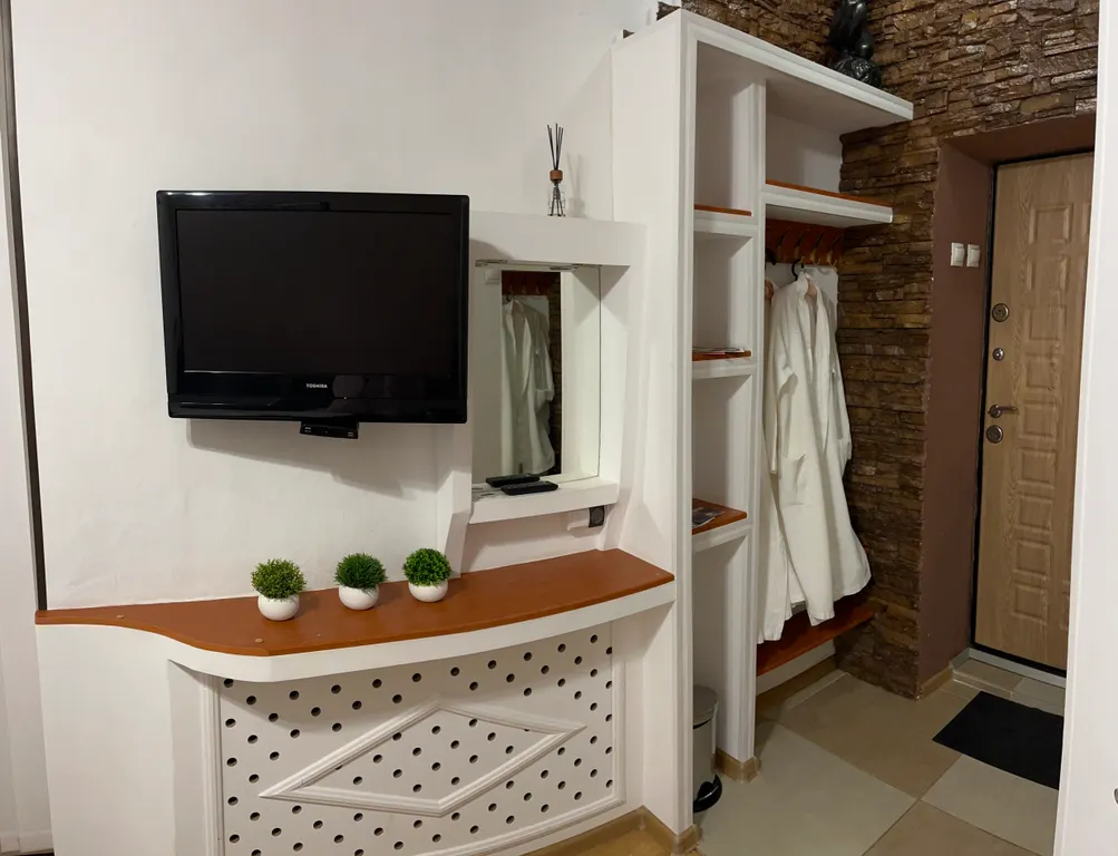 Уютная комната с видом на озеро Абрау