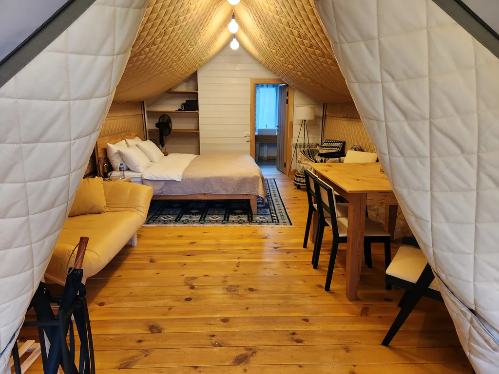 Тёплый сафари-тент с видом на горы