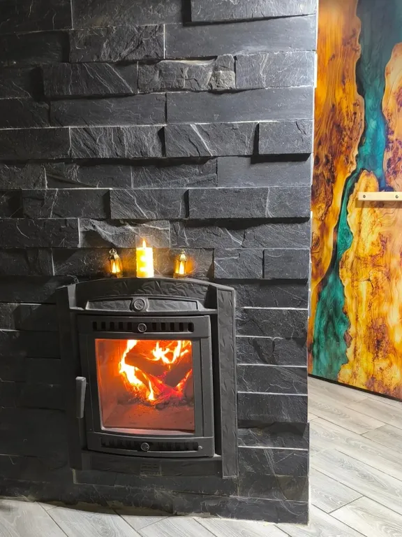 А-фрейм в лесу с баней из бревна липы и горячий чан