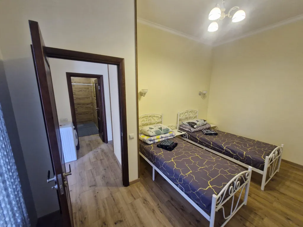 Двухкомнатная квартира в самом центре города со своим двориком и баней