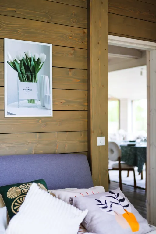 Белый дом на берегу водохранилища