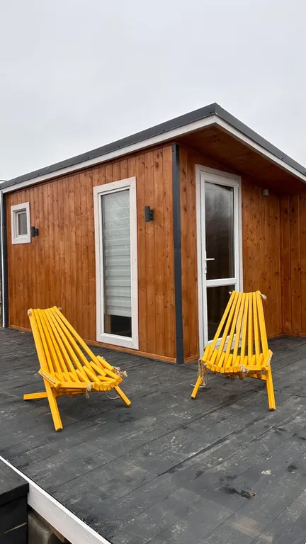 Уютный Белый дом у реки