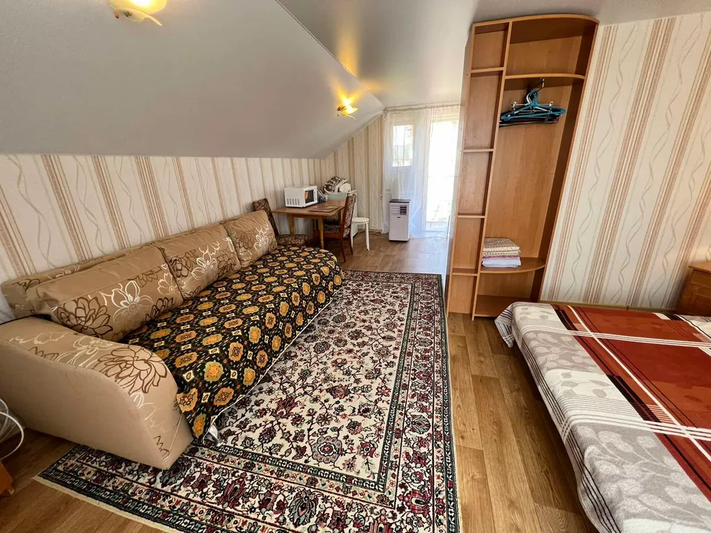 Квартира Однокомнатный номер с видом на горы и море на третьем этаже — аренда посуточно в Судак