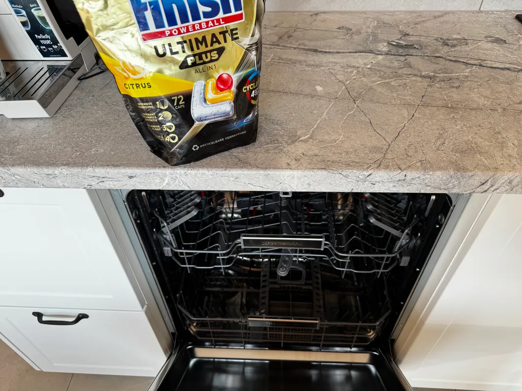 Дом на берегу озера и моря