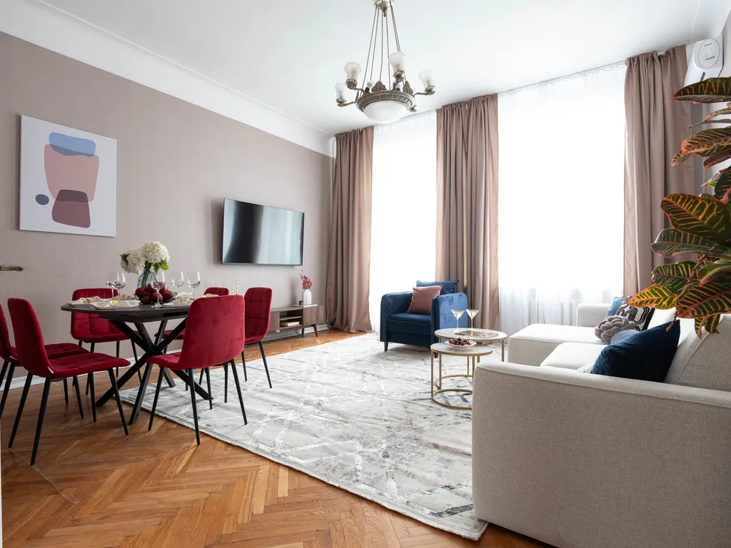 Просторная квартира с тремя спальными и балконом с видом