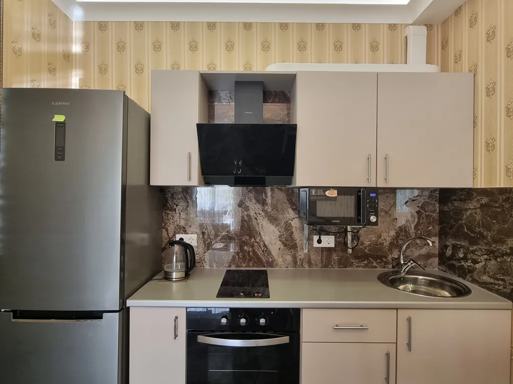 Aпаpтaмeнт c баcсейном и теpрaсой нa набеpeжной