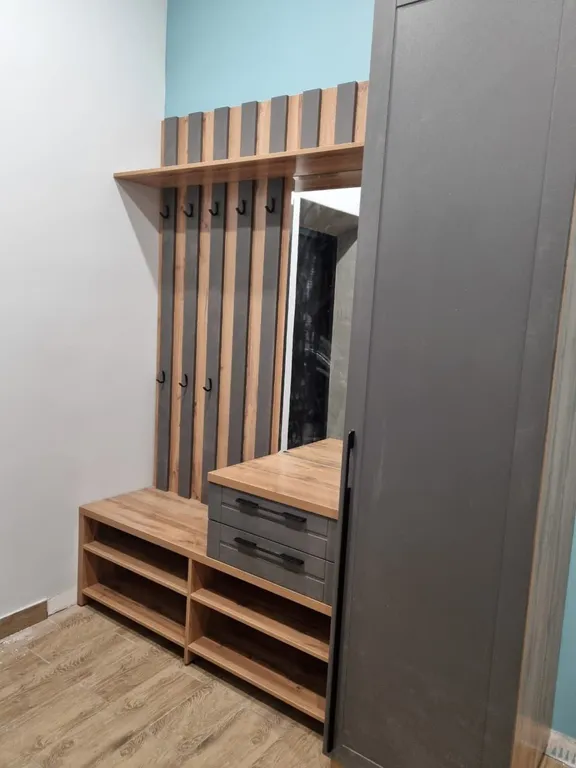 Зелёный дом на берегу Катуни с видом на реку и горы