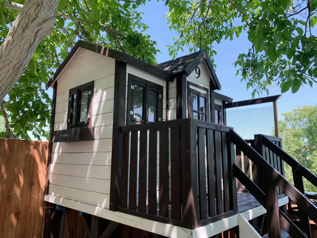 Коттедж Добротный кирпичный дом со своим двором в усадьбе Можжевеловый дворик — Айвовое