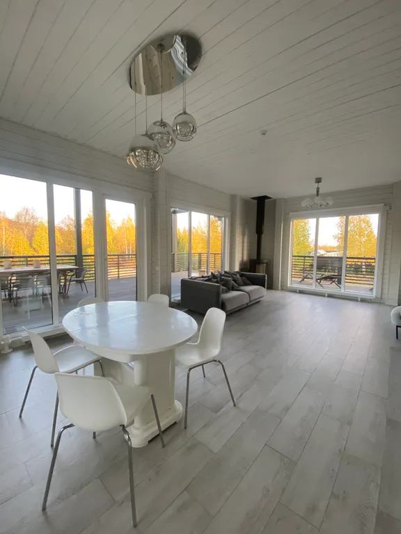 Загородный дом у леса с собственным прудом