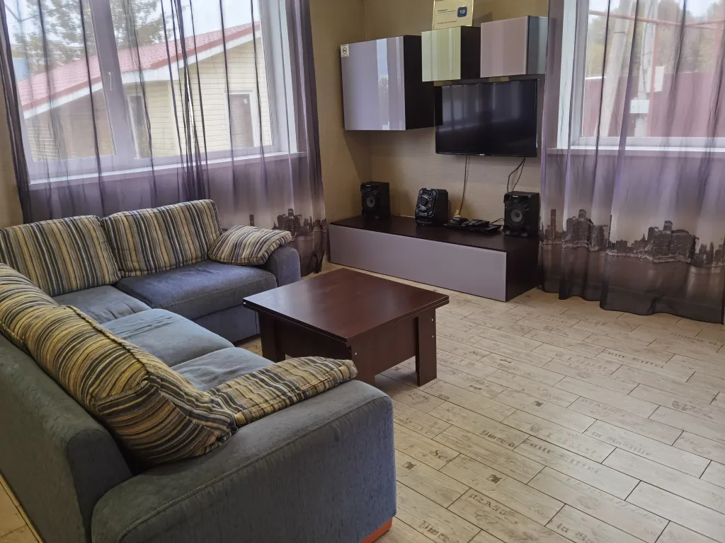 Уютный коттедж с 4-ми спальнями, баней и бильярдом у озера