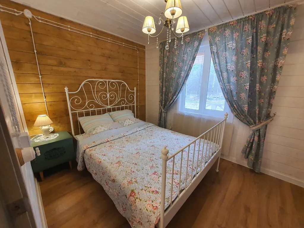 Домик у леса с камином