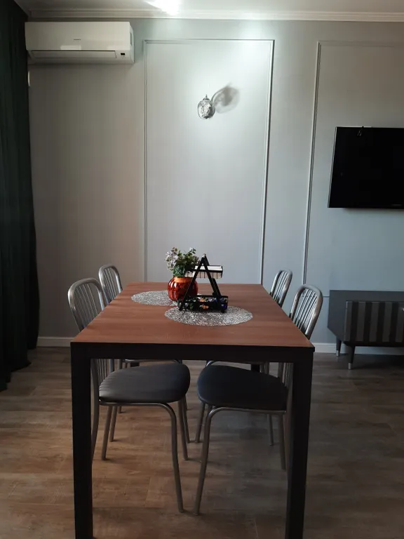 Рыжий Кот Дружный (просторная 2-ка с изолированной спальней)