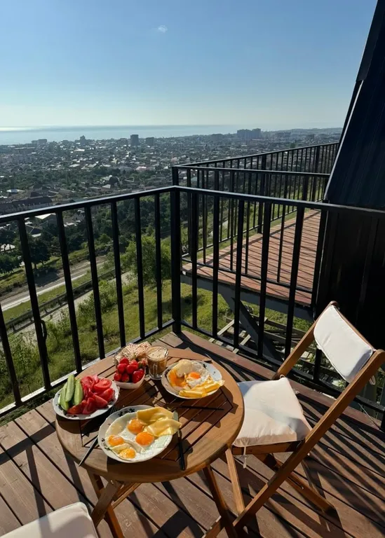 A-frame домик с панорамным видом на город