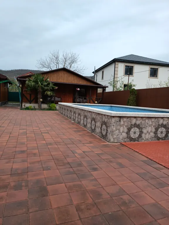 Дом у бассейна