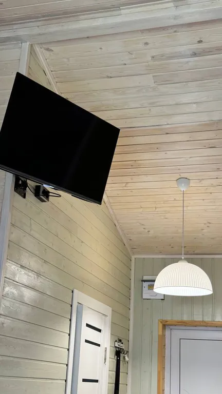 Современная студия на берегу реки