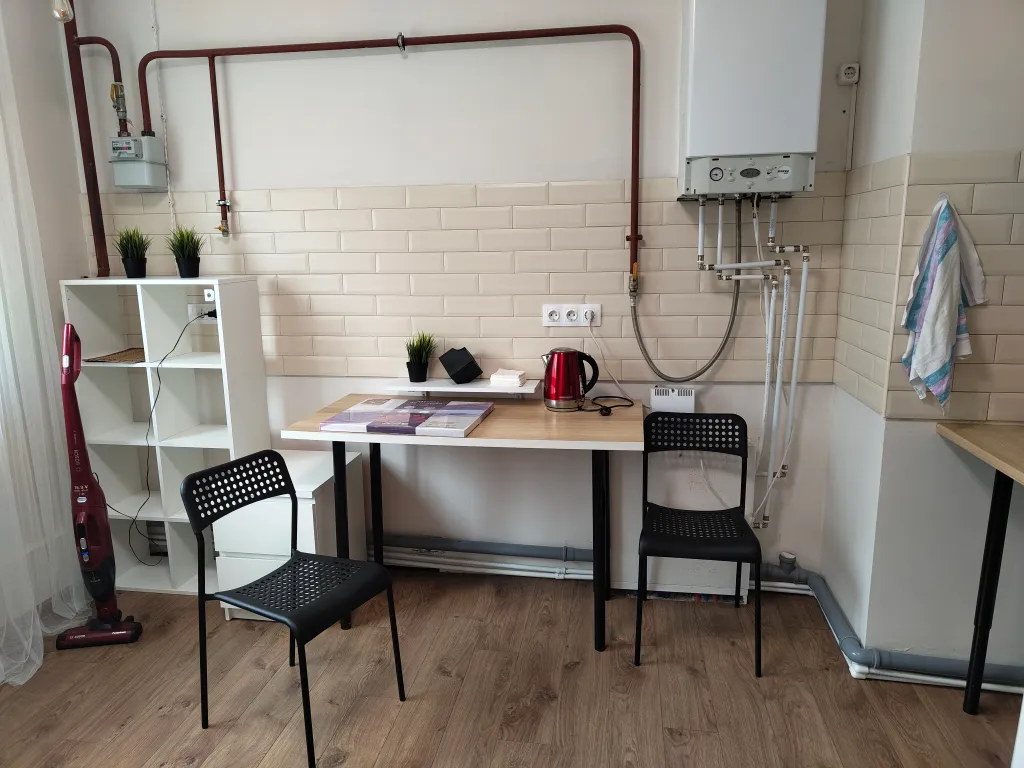 Уютная комната-студия у церкви на холме