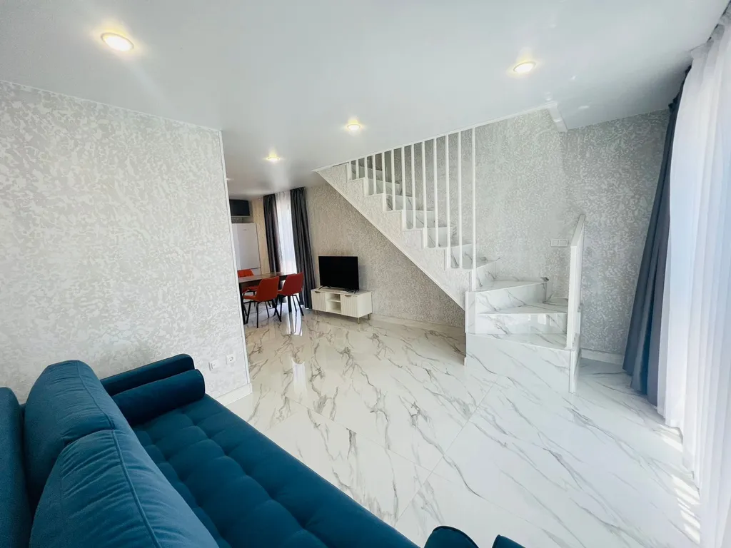 Двухуровневая трёхкомнатная квартира с балконом и бассейном