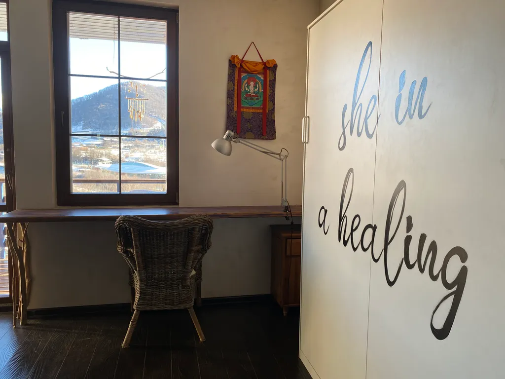 Просторная бохо студия с панорамным видом на горы