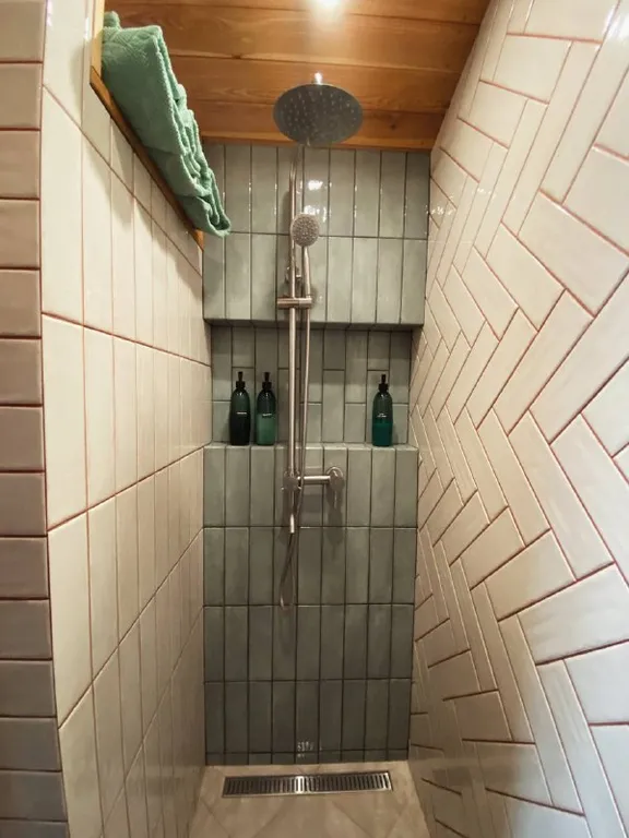 Дом на краю леса с видом на горы