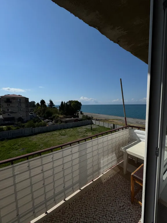 Квартира Трёхкомнатная квартира на первой линии у моря — Сухум