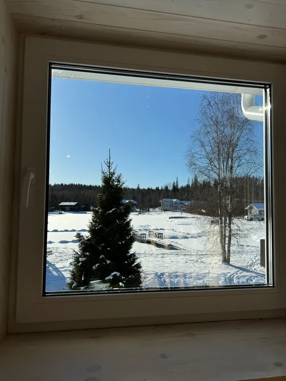 Большой дом у озера