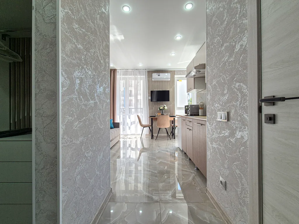 Просторная студия с балконом