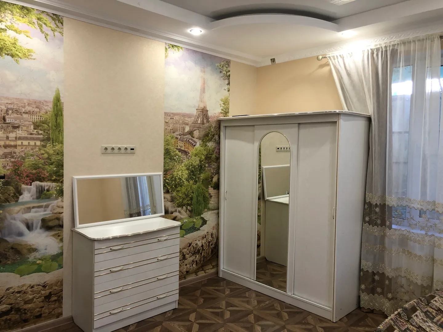 Вторая спальня, двуспальная кровать, шкаф, комод