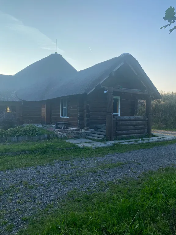 Деревянный дом с соломенной крышей и высокими потолками