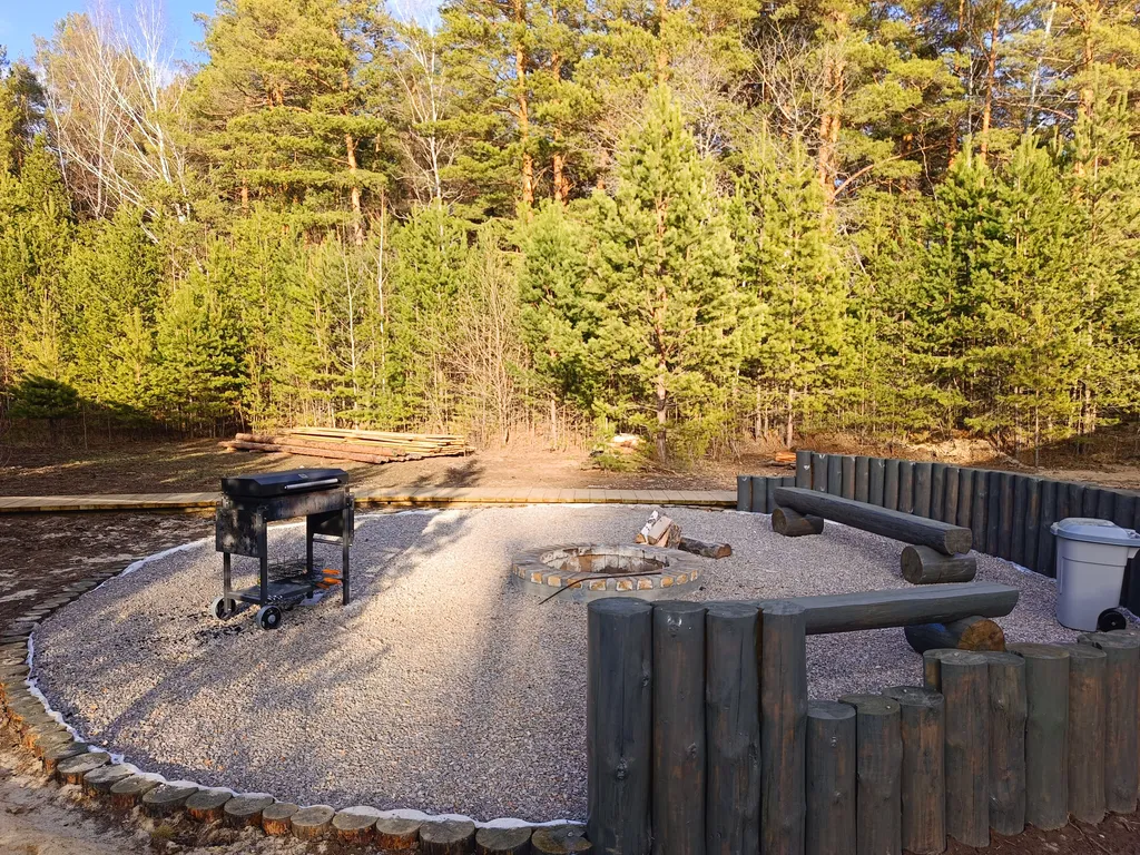 Темный домик на опушке леса