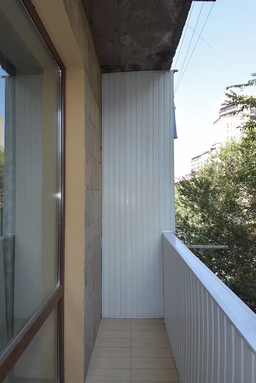 Уютная студия  с балконом в самом сердце Еревана