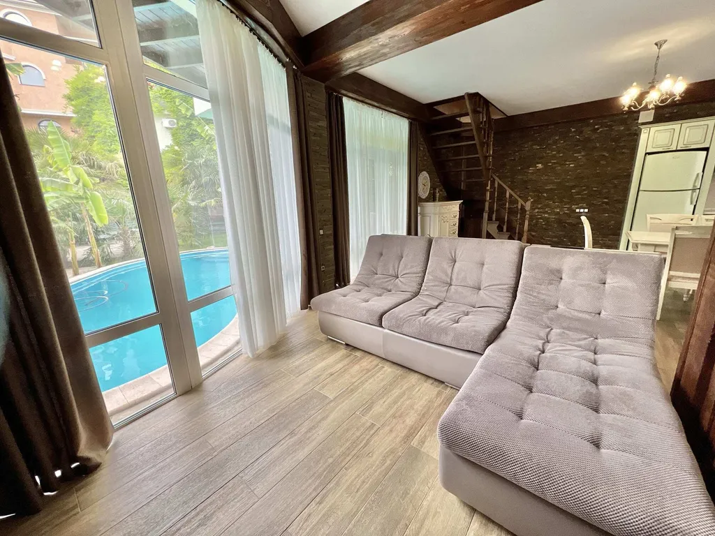 Дом в Гаспре с бассейном и беседкой