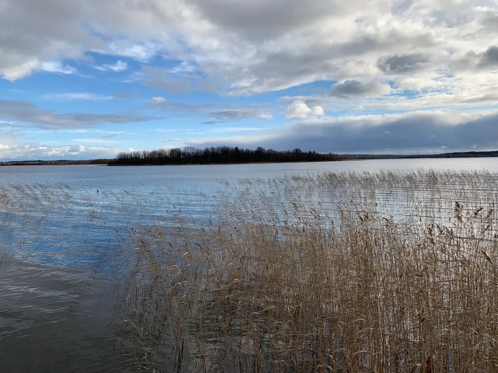 Дачный дом на берегу озера