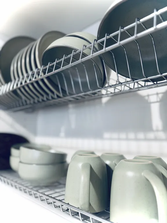 Дом у реки в сосновом лесу