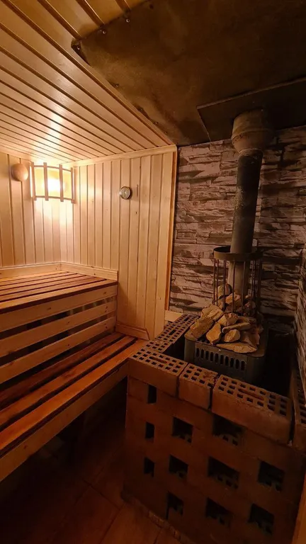 Коттедж с баней и бассейном-купелью в уникальном месте