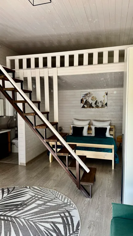 Шале с террасой на берегу реки