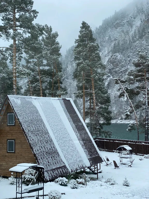 Благоустроенный а-фрейм на берегу Катуни