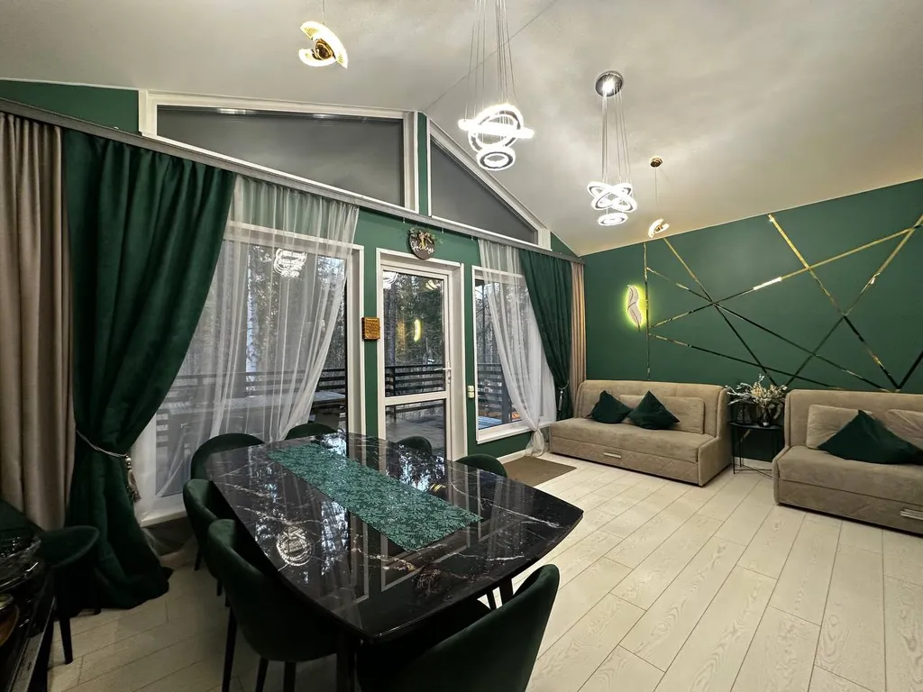 Дом в черте города в лесу