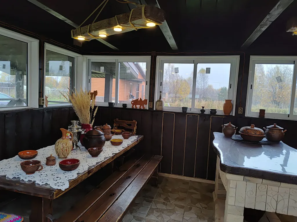 Дом с баней и пирсом на берегу пруда