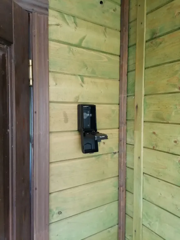 Дом рядом с озером